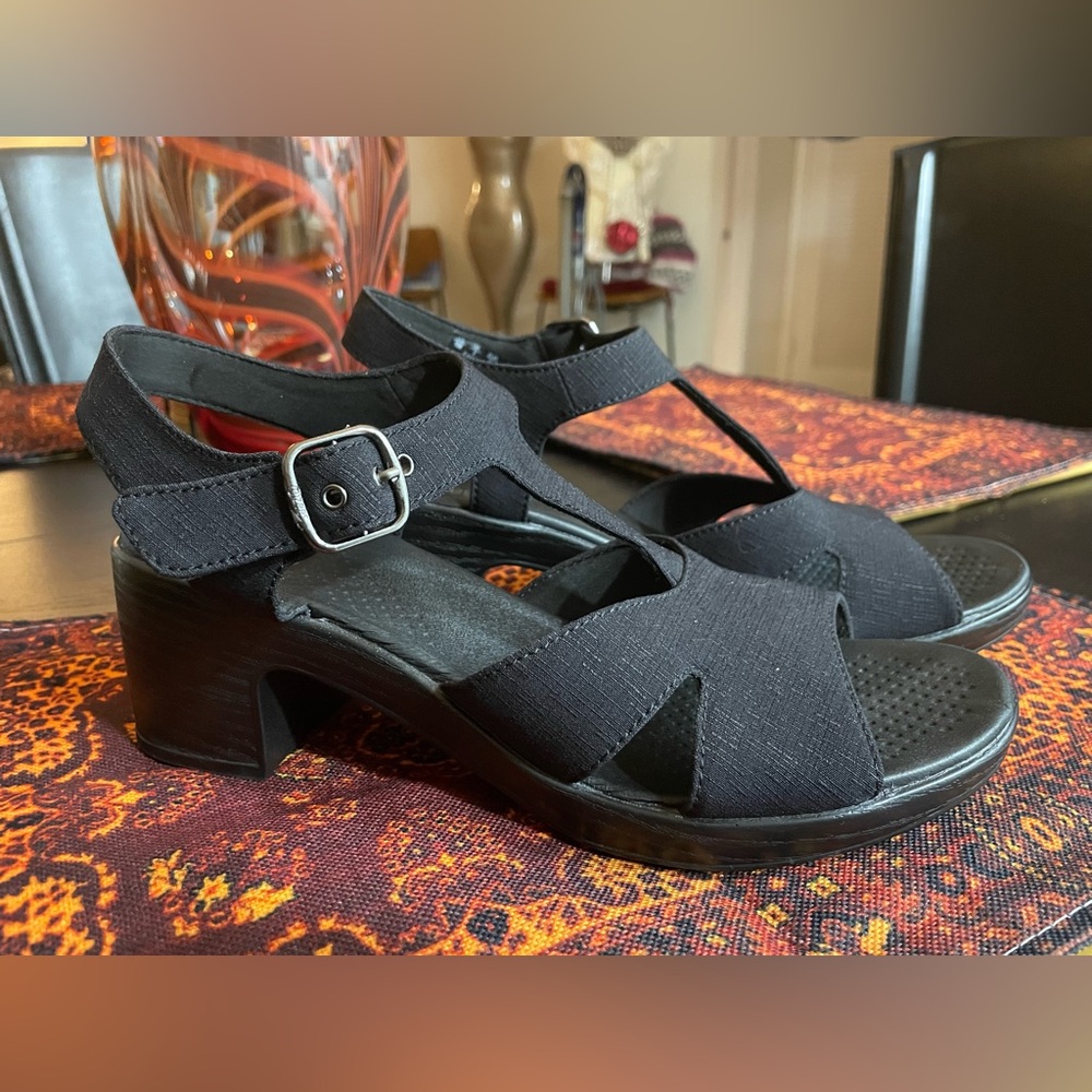 BZEES EVERLY NEARLY NEW UBER COMFY BLACK STRETCH MATERIAL HEELS SANDALS SIZE 10